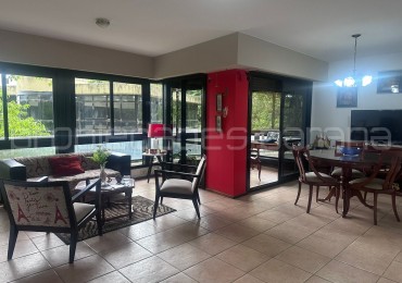 VENDO LUMINOSO DEPARTAMENTO DE 2 DORMITORIOS en calle Cordoba, zona Casa de Gobierno